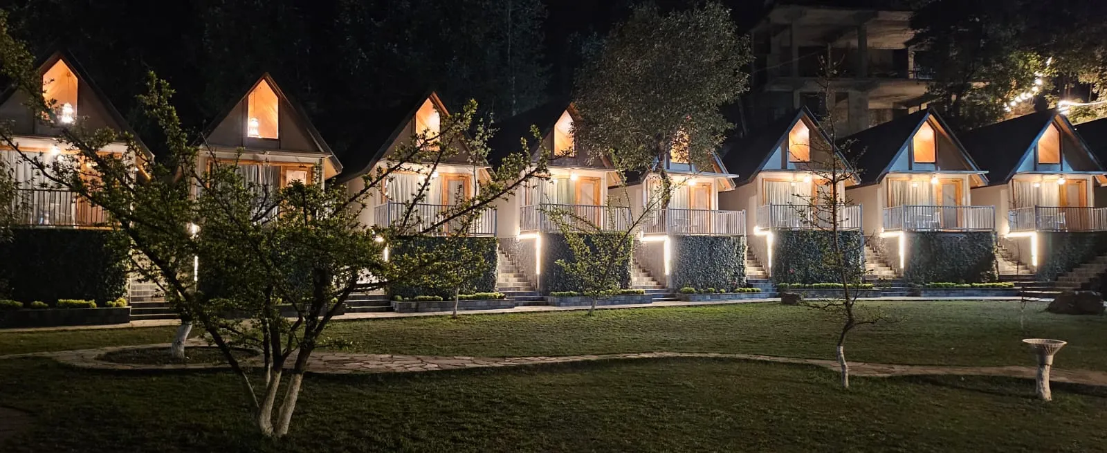 Kabana de Nature cottages lit at night